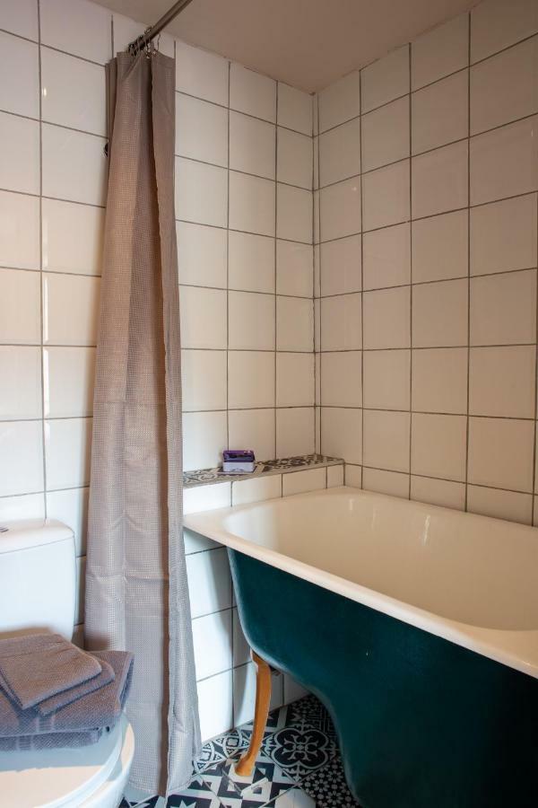 Chez Les Amis Hotel Saint-Nazaire-de-Ladarez Eksteriør billede