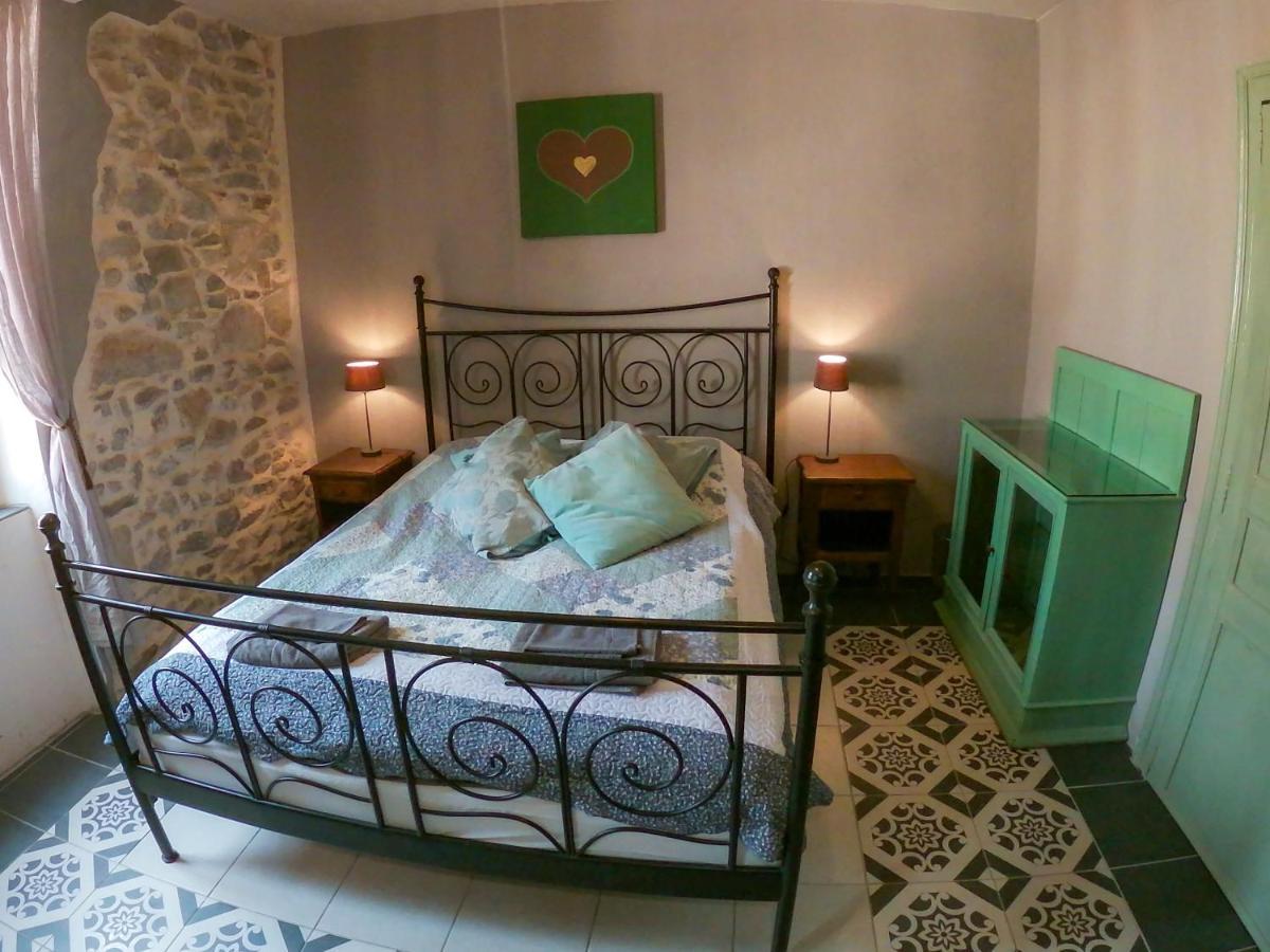 Chez Les Amis Hotel Saint-Nazaire-de-Ladarez Eksteriør billede